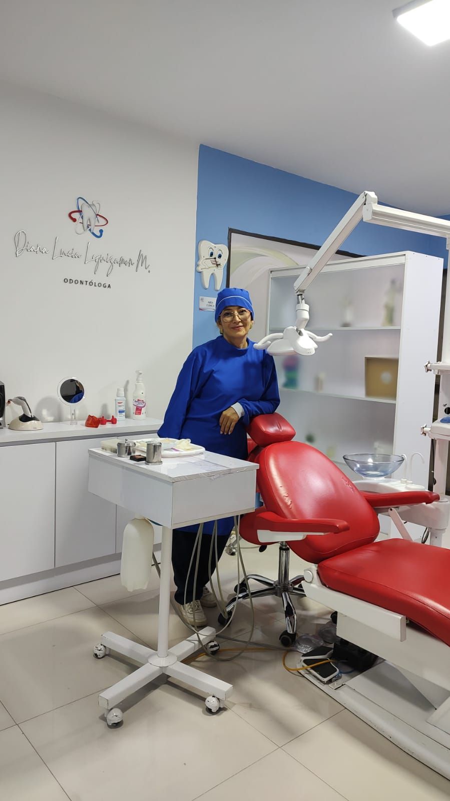 La Dra. Diana Leguizamón junto al sillón odontológico, en su consultorio.